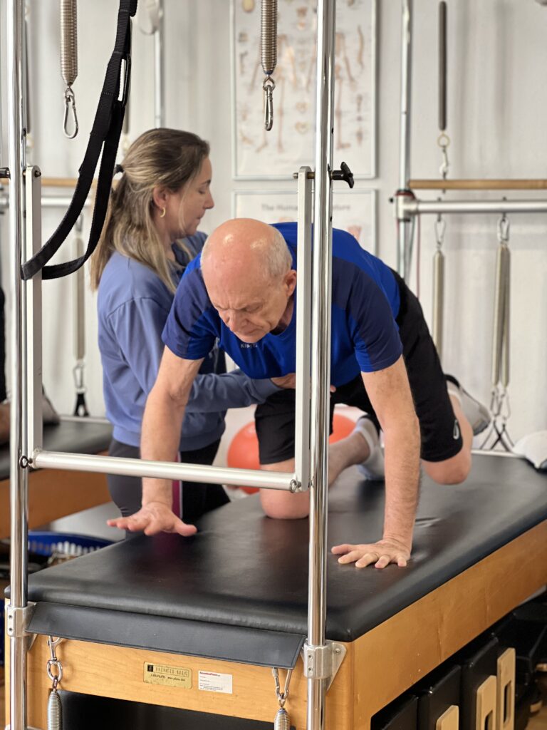 Imagen de persona haciendo pilates en Adapt